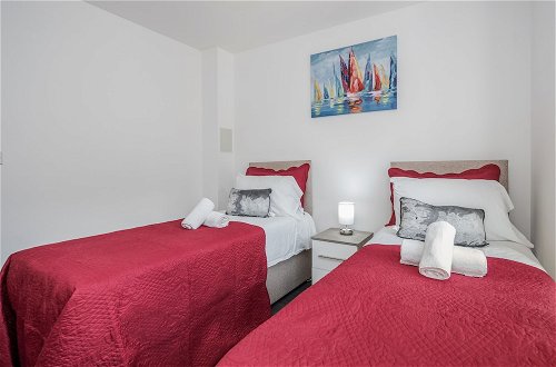 Photo 3 - Beautiful 3-bed Apartment in Romford