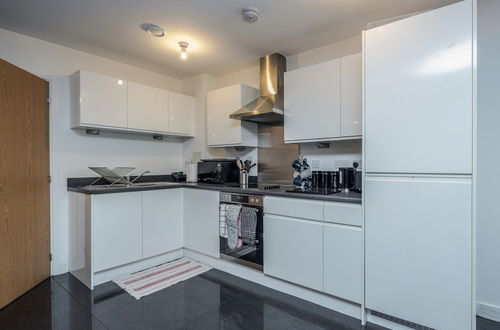 Photo 11 - Beautiful 3-bed Apartment in Romford