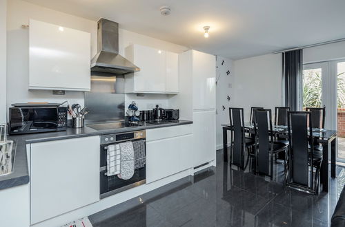 Photo 13 - Beautiful 3-bed Apartment in Romford