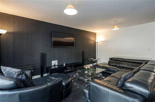 Photo 15 - Beautiful 3-bed Apartment in Romford