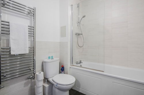 Photo 18 - Beautiful 3-bed Apartment in Romford