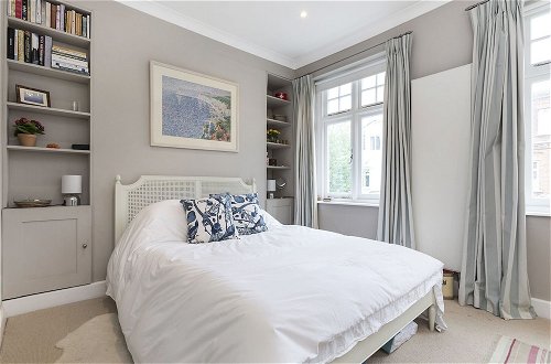 Photo 4 - Stylish 2 bed Battersea Home Located Just Across From the Famous Battersea Park