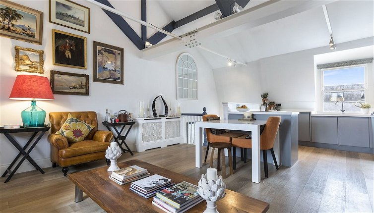 Photo 1 - Stylish 2 bed Battersea Home Located Just Across From the Famous Battersea Park