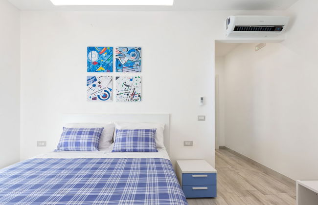 New & Stylish two Bedroom Apartment with Balconies - Photo 11