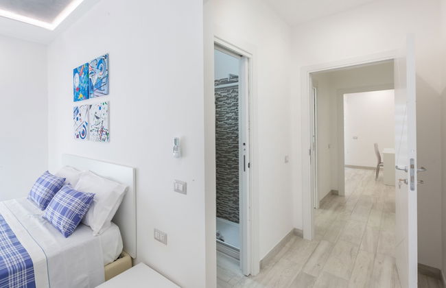 New & Stylish two Bedroom Apartment with Balconies - Photo 7