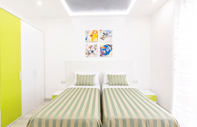New & Stylish two Bedroom Apartment with Balconies - Photo 3