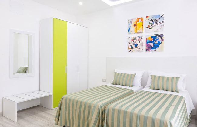 New & Stylish two Bedroom Apartment with Balconies - Photo 4