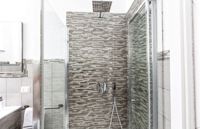 New & Stylish two Bedroom Apartment with Balconies - Photo 26