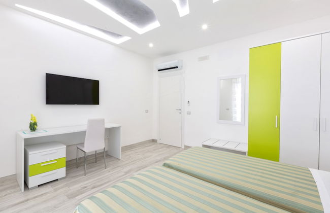 New & Stylish two Bedroom Apartment with Balconies - Photo 6