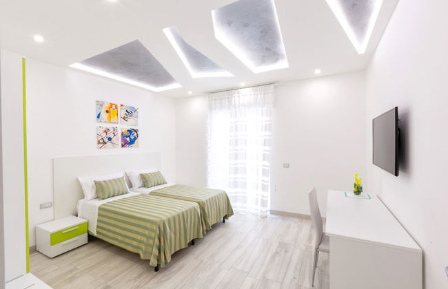 New & Stylish two Bedroom Apartment with Balconies - Photo 5