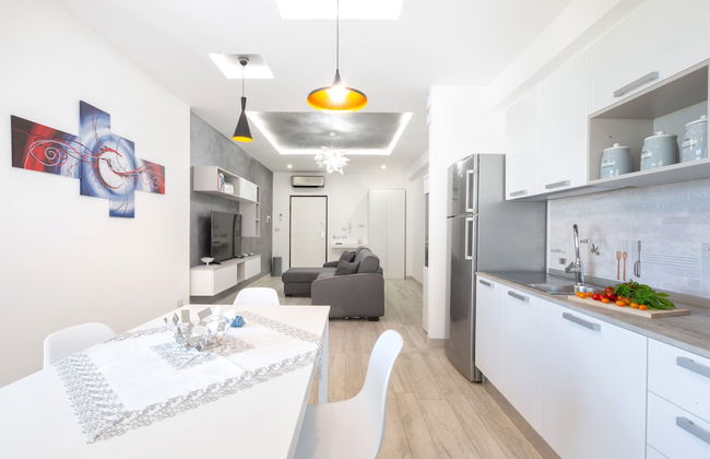 New & Stylish two Bedroom Apartment with Balconies - Photo 27