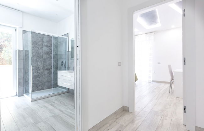 New & Stylish two Bedroom Apartment with Balconies - Photo 25