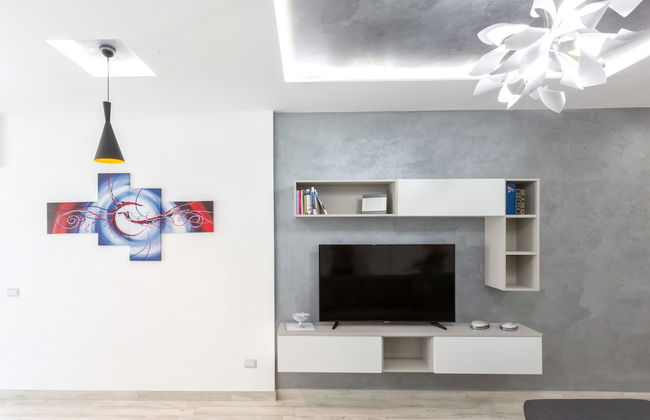 New & Stylish two Bedroom Apartment with Balconies - Photo 20