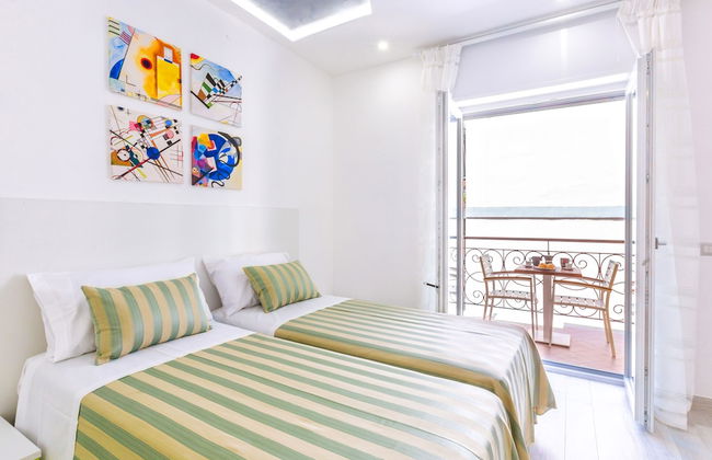 New & Stylish two Bedroom Apartment with Balconies - Photo 2