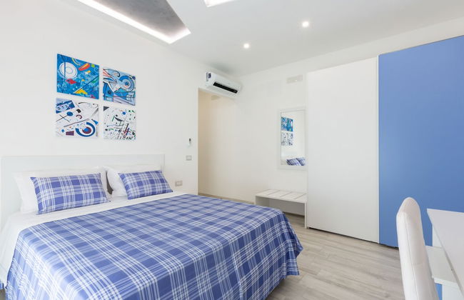 New & Stylish two Bedroom Apartment with Balconies - Photo 12