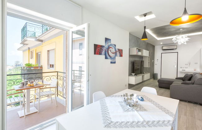 New & Stylish two Bedroom Apartment with Balconies - Photo 18