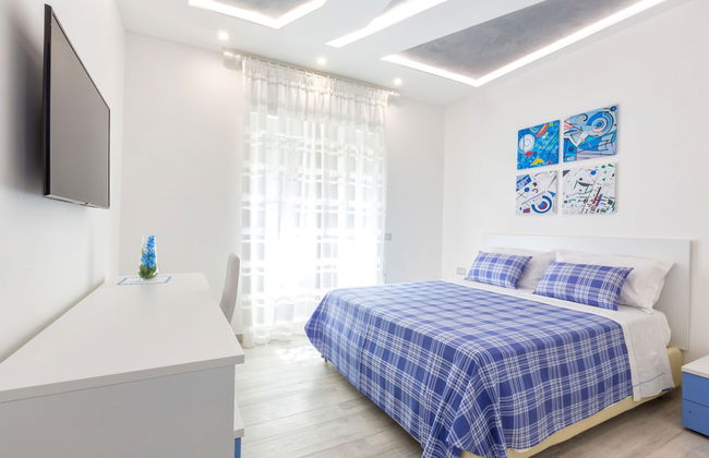 New & Stylish two Bedroom Apartment with Balconies - Photo 10