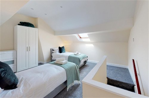 Photo 10 - Stayzo Stylish House Accommodation in Westminster