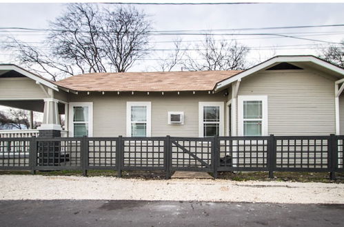 Photo 33 - Renovated 2br/2ba Near Downtown