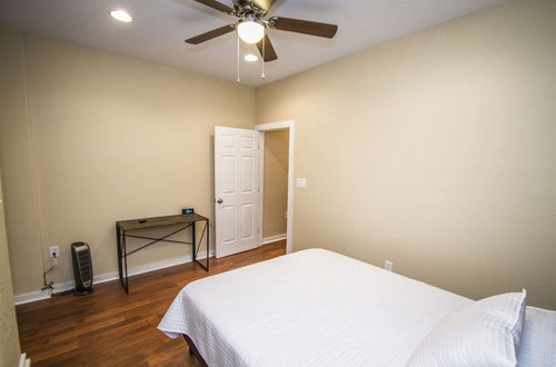 Photo 2 - Renovated 2br/2ba Near Downtown