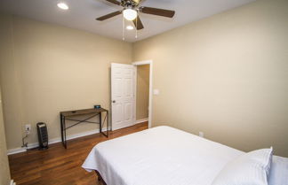 Photo 2 - Renovated 2br/2ba Near Downtown