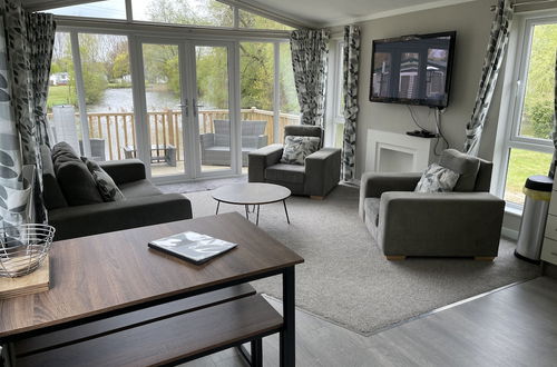 Photo 14 - Beautiful and Tranquil Lakeside Lodge - Sleeps 5