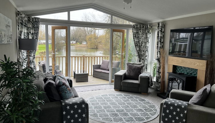 Foto 1 - Beautiful and Tranquil Lakeside Lodge - Sleeps 5