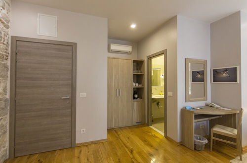 Photo 13 - Tifani Luxury Rooms 2