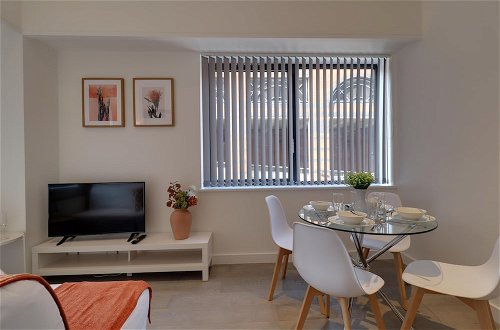 Photo 9 - Stunning 1-bed Apartment in the Heart of Slough