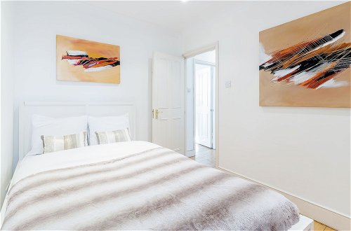 Photo 4 - Bright Welcoming Apartment With Terrace, Fulham 3 bed