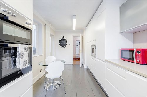 Photo 9 - Bright Welcoming Apartment With Terrace, Fulham 3 bed
