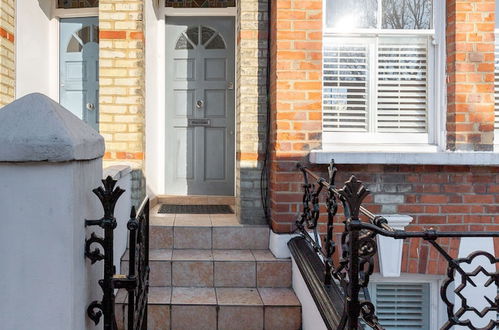 Photo 15 - Bright Welcoming Apartment With Terrace, Fulham 3 bed