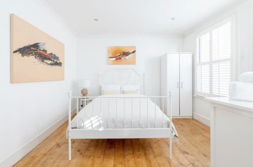 Photo 5 - Bright Welcoming Apartment With Terrace, Fulham 3 bed