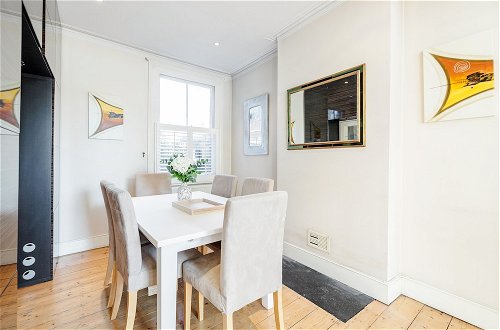 Photo 7 - Bright Welcoming Apartment With Terrace, Fulham 3 bed