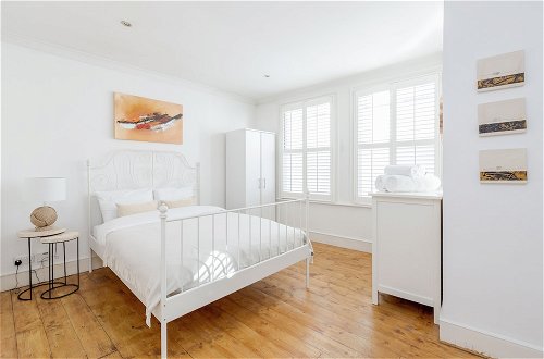 Photo 2 - Bright Welcoming Apartment With Terrace, Fulham 3 bed