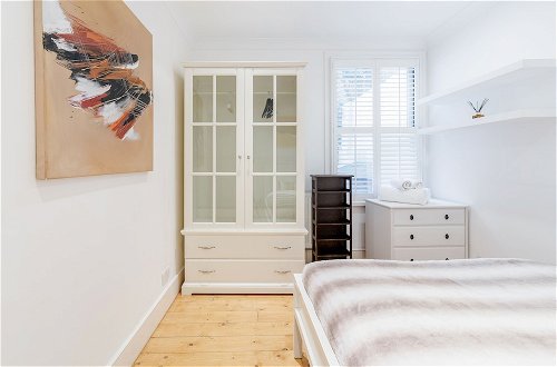 Photo 3 - Bright Welcoming Apartment With Terrace, Fulham 3 bed