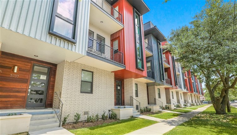 Photo 1 - 4BR Modern Townhouse in Mid City