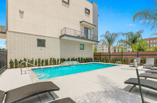 Photo 19 - Modern Townhouse w Balcony