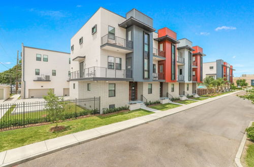 Photo 35 - Modern Townhouse w Balcony