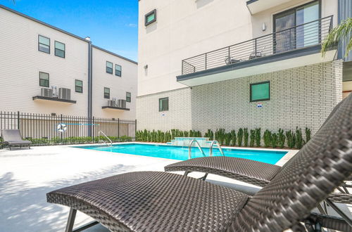 Photo 23 - Modern Townhouse w Balcony