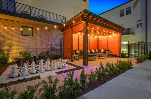 Photo 43 - Modern Townhouse w Balcony