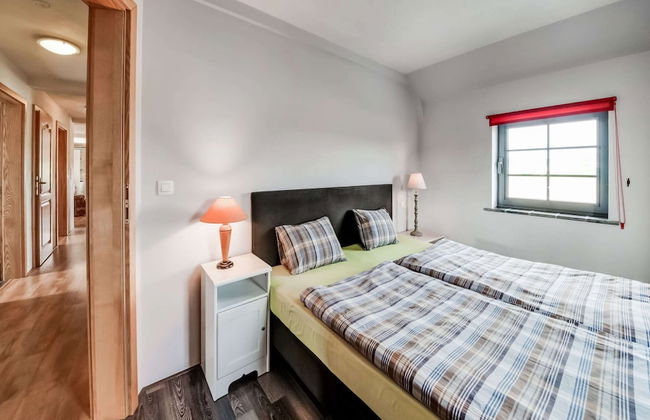 Green Hillside Apartment - Photo 7