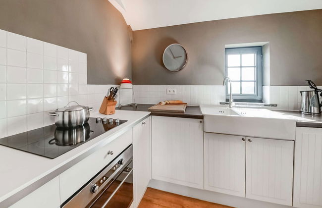 Green Hillside Apartment - Photo 11