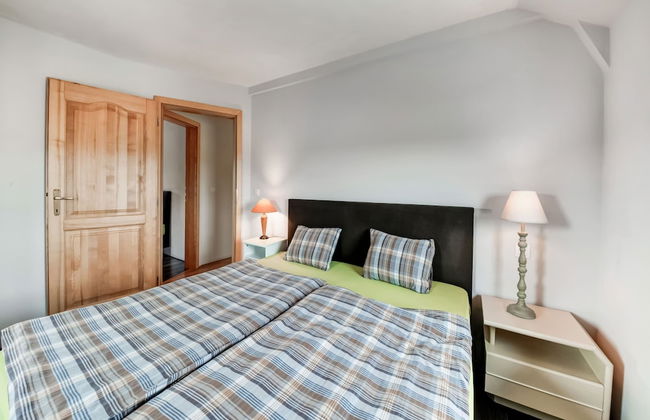 Green Hillside Apartment - Photo 9