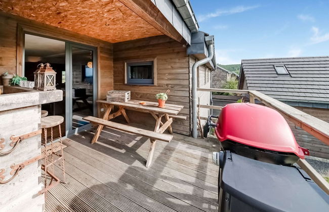 Green Hillside Apartment - Photo 16