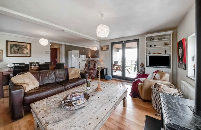 Green Hillside Apartment - Photo 14