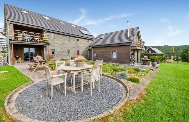 Green Hillside Apartment - Photo 1