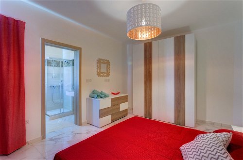Photo 2 - Marvellous 2 Bedroom Apartment by the Sea