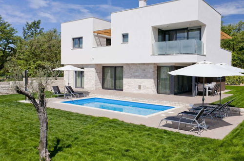Photo 25 - Luxurious Villa Novigrad With Swimming Pool