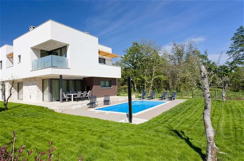 Foto 29 - Luxurious Villa Novigrad With Swimming Pool